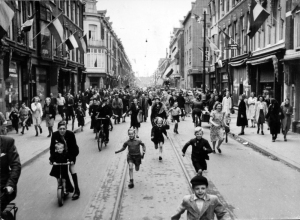 Picture of Dutch citizens celebrating freedom after WW2, borrowed from http://www.piqueshow.com/bevrijdingsdag/